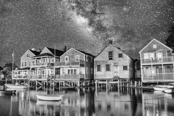 アメリカ 夜のナンタケットの美しい家 海の反射と星空の夜 — ストック写真