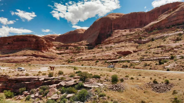 Colorado nehri ve Moab, Utah yakınlarındaki dağların havadan görüntüsü..
