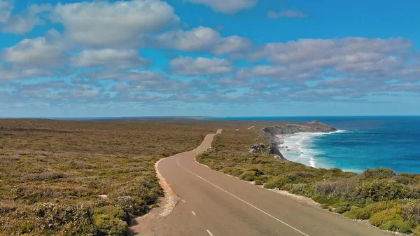 Kanguru Adası 'ndaki Flinders Chase Ulusal Parkı. Güneşli bir günde insansız hava aracından inanılmaz bir yol ve sahil manzarası..