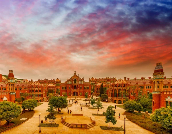 BARCELONA, İSPAN - 12 Mayıs 2018: Kutsal Haç Hastanesi ve Aziz Paul 'un günbatımındaki panoramik manzarası.