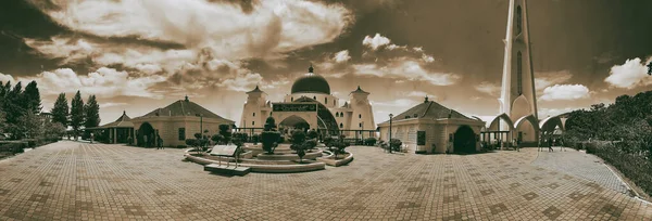 Malacca Malaysia December 2019 Tourists Enjoy Melaka Straits Mosque Beautiful — Stock Photo, Image