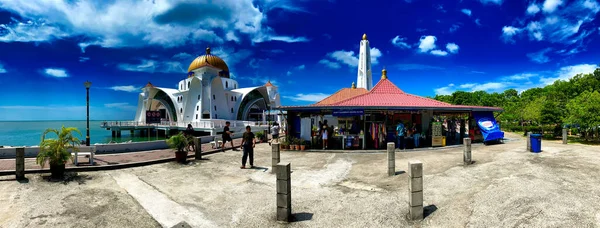 Malacca Malaysia 12月29 2019 観光客は美しい晴れた日にメラカ海峡モスクを楽しむ パノラマビュー — ストック写真