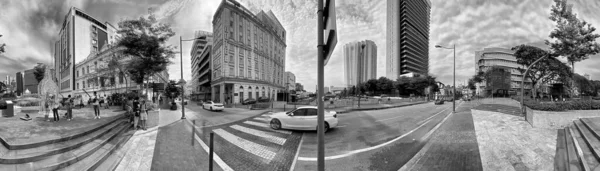 KUALA LUMPUR, MALAYSIA - 28 ARALIK 2019: Güzel güneşli bir sabahta şehir sokakları boyunca turistler.