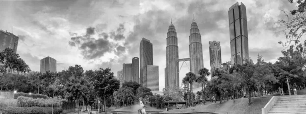 Kuala Lumpur Malaysia December 2019 Tourists Enjoy Wonderful Panorama Petronas — Stock Photo, Image