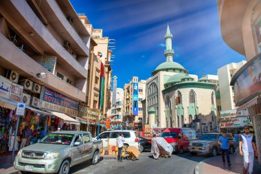 DUBAI, BAE - 10 Aralık 2016: Dubai Market caddeleri boyunca trafik.