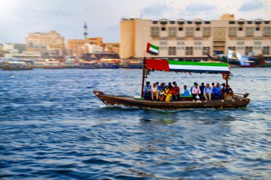 DUBAI, BAE - 9 Aralık 2016: Deira 'daki Dubai Deresi boyunca tekne ve binalar.