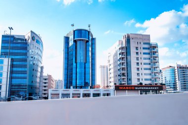 DUBAI, BAE - 10 ARALIK 2016: Güneşli bir günde şehir merkezi gökdelenleri.