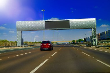 DUBAI, BAE - 10 Aralık 2016: Güneşli bir günde Şeyh Zayed karayolu trafiği.