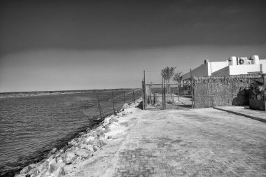 ABU DHABI, BAE - 8 ARALIK 2016: Güneşli bir günde Abu Dabi Yas Adası Sahili.