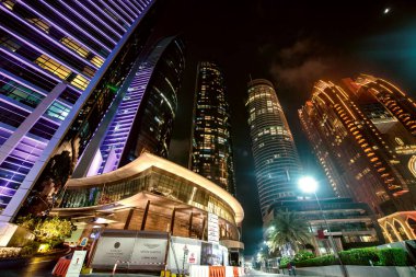 ABU DHABI, BAE - 7 ARALIK 2016: Corniche Yolu boyunca gece Abu Dabi binaları.