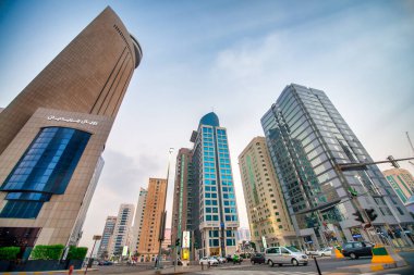 ABU DHABI, BAE - 7 ARALIK 2016: Gece Abu Dabi binaları.