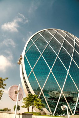 ABU DHABI, BAE - 7 Aralık 2016: Aldar merkez binası. Bu, Ortadoğu 'daki türünün ilk dairesel binası. El Raha 'da yer almaktadır..
