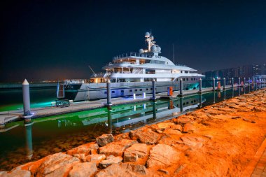 ABU DHABI, BAE - 6 ARALIK 2016: Abu Dabi Yas Adası Marina Gezinti Alanı.