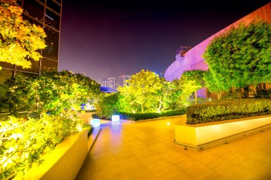 DUBAI, BAE - 6 Aralık 2016: Dubai Marina, çatıdan hava manzaralı. Kanallar boyunca gökdelenler.