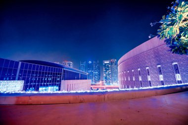 DUBAI, BAE - 6 Aralık 2016: Dubai Marina, çatıdan hava manzaralı. Kanallar boyunca gökdelenler.