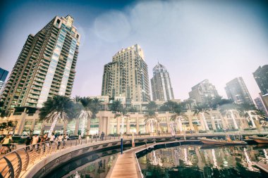 DUBAI, BAE - 6 ARALIK 2016: Günbatımında Dubai Marina, Şehir Gezisi. Kanallar boyunca gökdelenler.