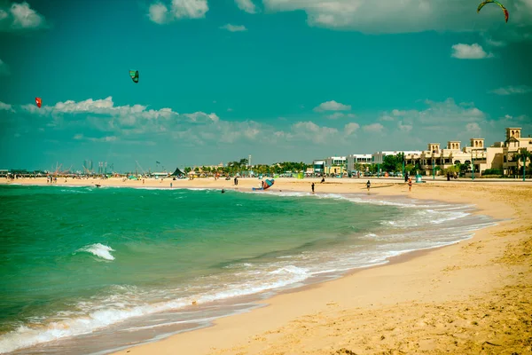 Dubai Uae December 2016 People Enjoy Kite Beach Beautiful Sunny — Stock Photo, Image