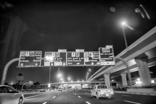 Dubai Emiratos Árabes Unidos Diciembre 2016 Tráfico Nocturno Por Carretera — Foto de Stock