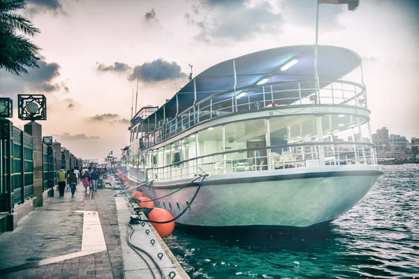 Dubai Uae Δεκεμβριου 2016 Σκάφη Και Τουρίστες Κατά Μήκος Του — Φωτογραφία Αρχείου