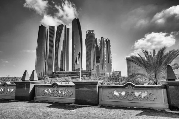 Abu Dhabi Ηνωμένα Αραβικά Εμιράτα Δεκεμβρίου 2016 Αμπού Ντάμπι Κτίρια — Φωτογραφία Αρχείου