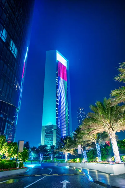 ABU DHABI, BAE - 7 ARALIK 2016: Corniche Yolu boyunca gece Abu Dabi binaları.