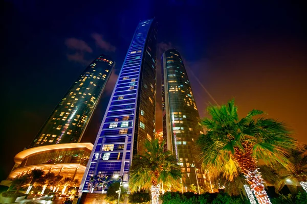Abu Dhabi Sae Prosince 2016 Abu Dhabi Budovy Noci Podél — Stock fotografie