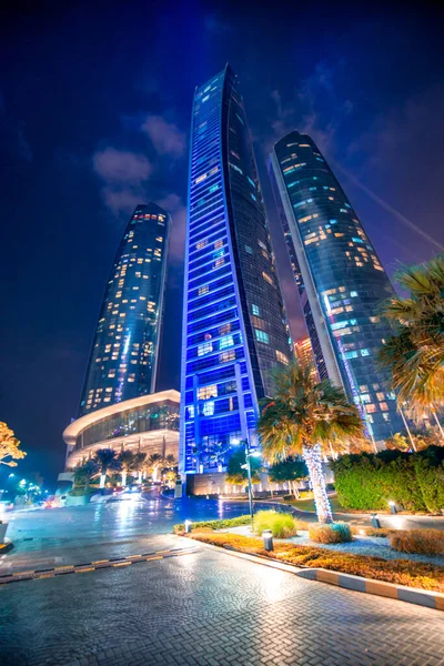 ABU DHABI, BAE - 7 ARALIK 2016: Corniche Yolu boyunca gece Abu Dabi binaları.