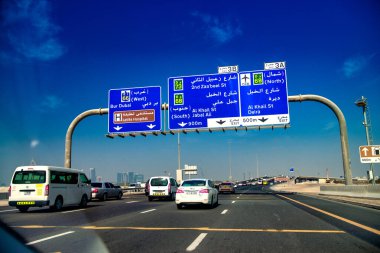 DUBAI, BAE - 5 Aralık 2016: Güneşli bir günde Şeyh Zayed karayolu trafiği.