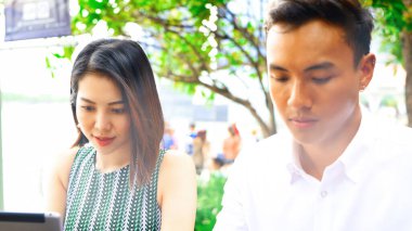 Dışarıdaki bir restoranda iyi giyimli Asyalı çift..