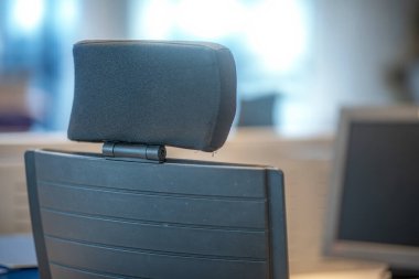 Yönetici ofis koltuğu. Pc monitörlü karar odası.