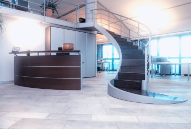 Ofisin iç dekorasyonu, modern merdivenler ve mobilyalar. İş konsepti.