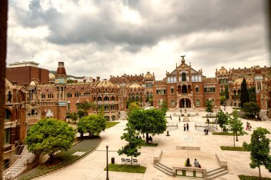 BARCELONA, İSPAN - 12 Mayıs 2018: Kutsal Haç Hastanesi ve Aziz Paul 'un günbatımındaki panoramik manzarası.