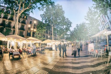 BARCELONA - 11 Mayıs 2018: Ünlü Rambla boyunca gece turistleri.