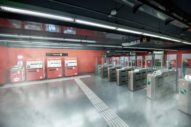 BARCELONA - 10 Mayıs 2018: Giriş kapısı olan şehir metro istasyonunun içi.