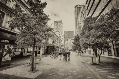 AUCKLAND, NZ - 27 AĞUSTOS 2018: Bulutlu bir sabahta şehir merkezi caddeleri ve binalar.