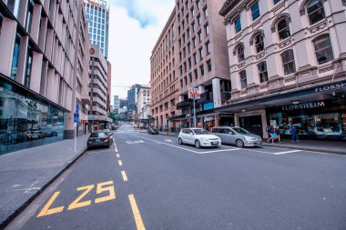 AUCKLAND, NZ - 27 AĞUSTOS 2018: Bulutlu bir sabahta şehir merkezi caddeleri ve binalar.
