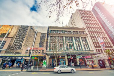 AUCKLAND, NZ - 27 AĞUSTOS 2018: Bulutlu bir sabahta şehir merkezi caddeleri ve binalar.