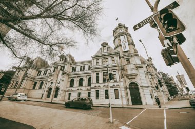 AUCKLAND, NZ - 27 AĞUSTOS 2018: Bulutlu bir sabahta şehir merkezi caddeleri ve binalar.