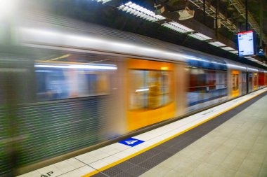 SYDNEY, AUSTRALYA - 20 AĞUSTRALİSTOS 2018: Metro treni hızlanıyor.
