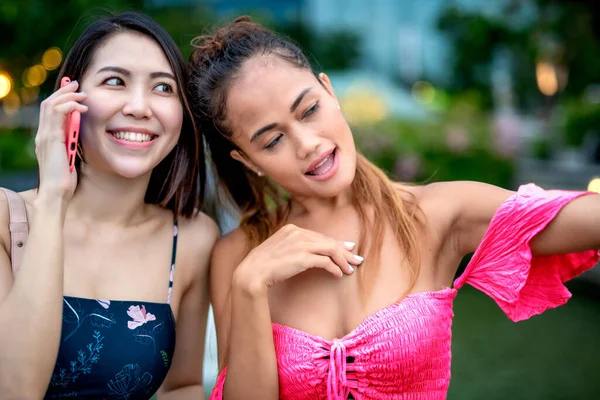 Two Beautiful Asian Women Walking City Streets Taking Selfies Smiling — Stock Photo, Image