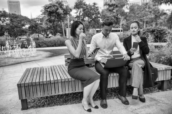 Utomhusmöte Asiatisk Man Och Två Asiatiska Kvinnor Diskuterar Affärsinformation Sittande — Stockfoto