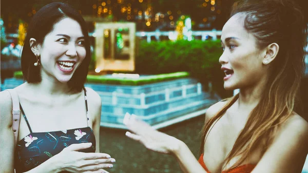 Két Gyönyörű Fiatal Ázsiai Beszélget Pihen Város Utcáin — Stock Fotó