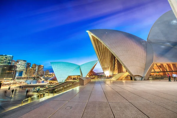 2018年8月17日 悉尼港湾天际线与悉尼歌剧院灯展 澳大利亚新南威尔士州 — 图库照片