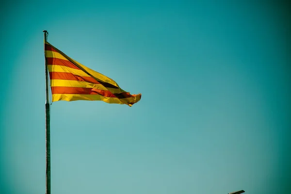 Bandera Cataluña Ondeando Cielo Azul — Foto de Stock