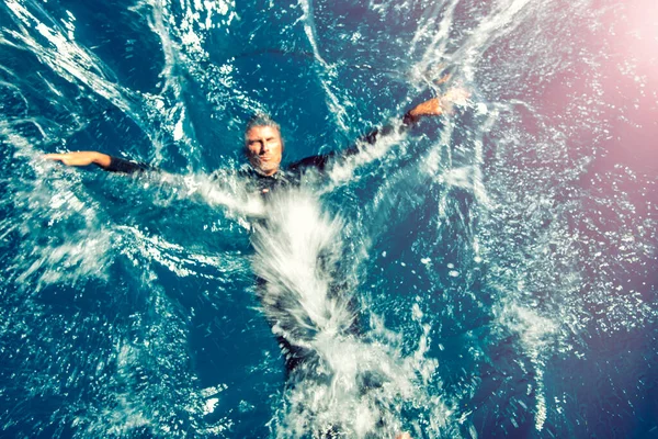 Hombre Salpicando Agua Del Océano Concepto Vacaciones Buceo Mar — Foto de Stock
