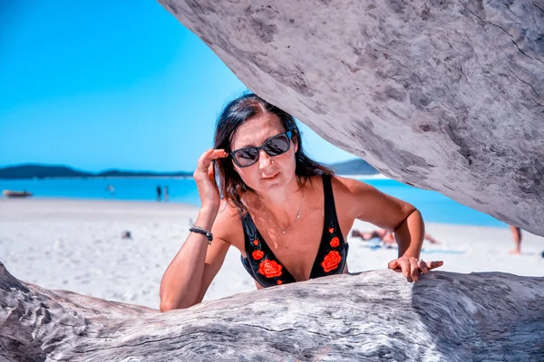 Mladá Žena Dotýkající Kmene Stromu Svatodušních Ostrovech Austrálie — Stock fotografie