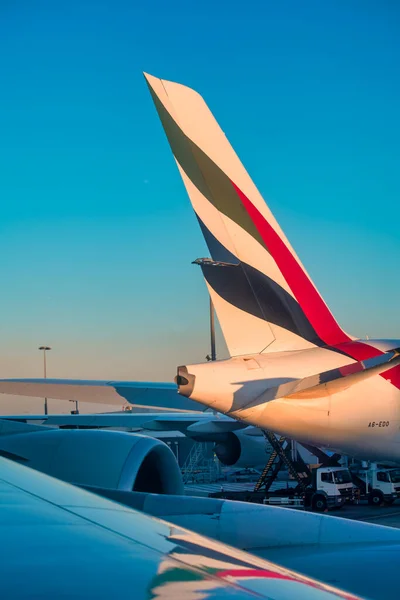 Sydney August 2018 Emirates Flugzeug Bei Sonnenuntergang Auf Dem Flughafen — Stockfoto