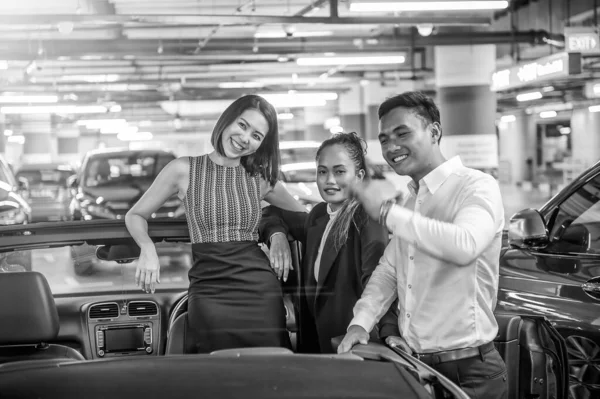 Tres Felices Amigos Asiáticos Celebran Compra Coche Nuevo —  Fotos de Stock