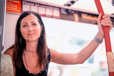 Metroda duran beyaz kadın..