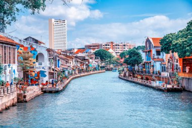 MALACCA, MALAYSIA - 29 Aralık 2019: Güzel güneşli bir günde Melaka Nehri boyunca turistler.